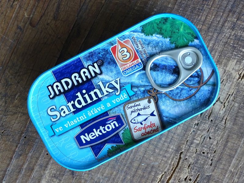 Ani sardinky ve vlastní šťávě nejsou vůbec k zahození. Jen nemají takové vlastnosti jako sardinky naložené v oleji. On totiž léčí i olej z naložených sardinek a má pozitivní vliv na jícen, hrtan, ale i hlasivky.