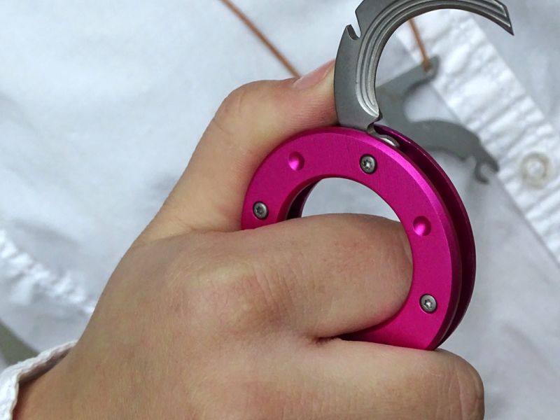 Poměrně velký průměr rukojeti nože umožňuje docela jistý a bezpečný úchop.