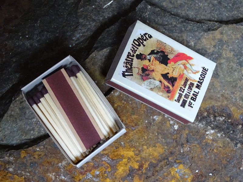 Zkušení chataři a chalupáři přidávají do krabičky sirek rezervní škrtátka. Dobře vědí, že se škrtací plocha často poměrně rychle zničí či opotřebuje.