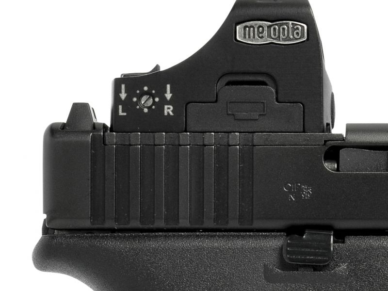 Jedním s poměrně dobře hodnocených elektrooptických zaměřovačů (kolimátorů) je i Meopta z českých luhů a hájů. I pro něj dodává Glock montážní sadu.