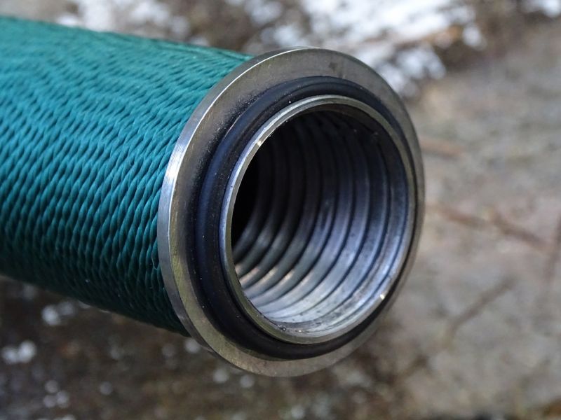 Pohled do nitra duté rukojeti, kde se běžně ukrývá tubus se soupravou na přežití. Všimněte si také „O“ kroužku na ocelovém těle rukojeti, který má za účel nepustit do útrob rukojeti zbytečnou vlhkost či vodu.