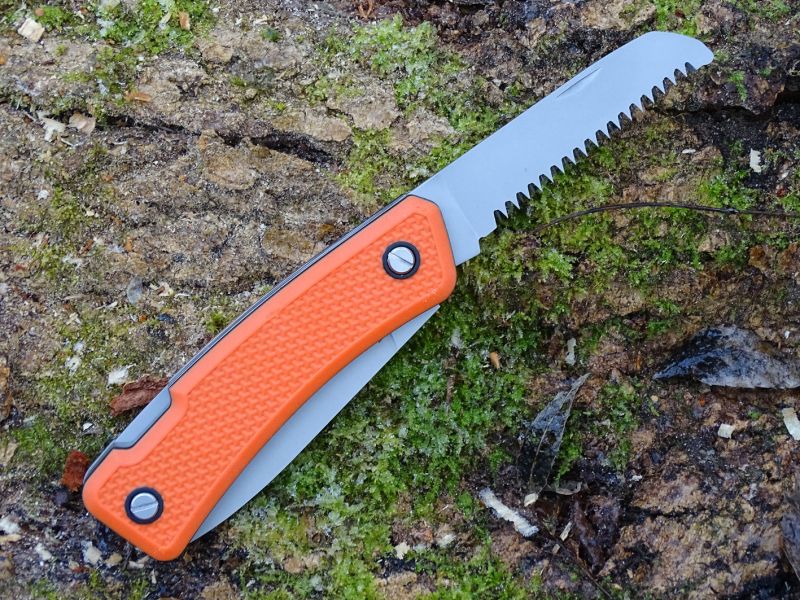 Pilka na kosti či dřevo je také vyrobena z oceli jako hlavní nožová čepel 5Cr15.