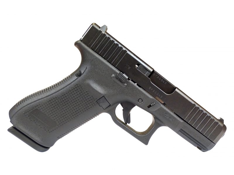 Pěkný boční pohled na nejnovější počin rakouské zbrojovky Glock 45. Všimněte si zejména předních hmatníkových rýh. I Glock 45, tak jako všechny modely v ráži 9x19 využívá ve své konstrukci jednočepové provedení.