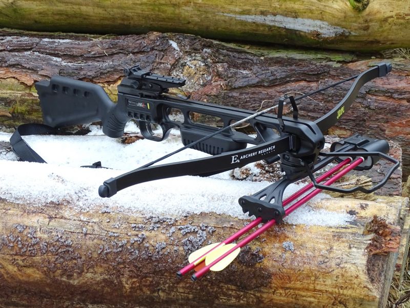 Podobný pohled na kuši JAGUAR ovšem tentokrát bez osazení optickým zaměřovačem. Kuše je vybavena mechanickými mířidly (pevná muška + stavitelné hledí).