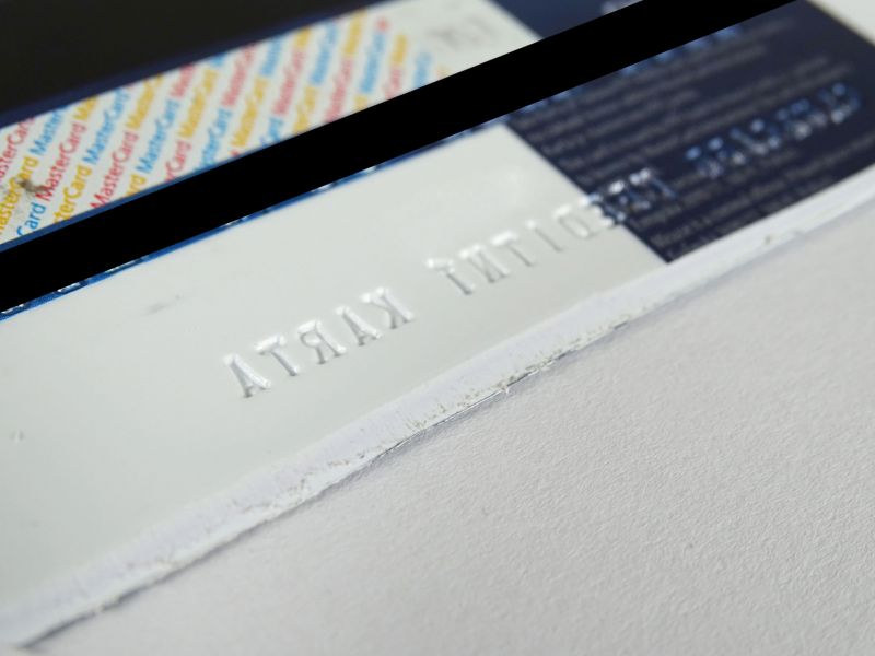 Detail brusu ostří. Tady je krásně vidět jak nedokonalé plastové ostří je, ale funguje!