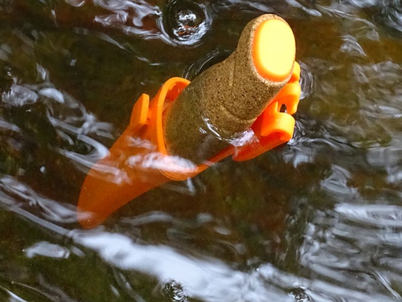 Nůž je skvělý plavec a to i když je zatížen svým plastovým pouzdrem naplněným vodou.