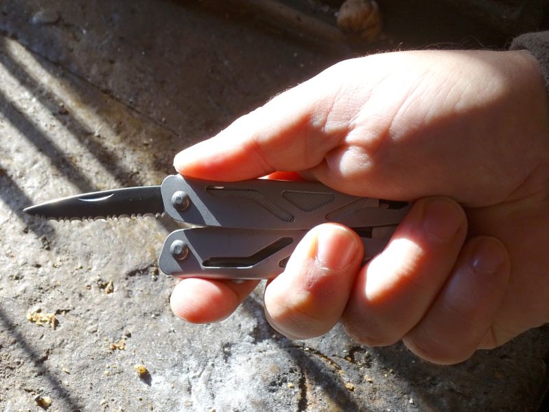 Při použití nástrojů v ramenech a složených kleštích je však úchop velmi příjemný. Žádný doplňkový nástroj není jištěn v pracovní ani klidové poloze pojistkou.