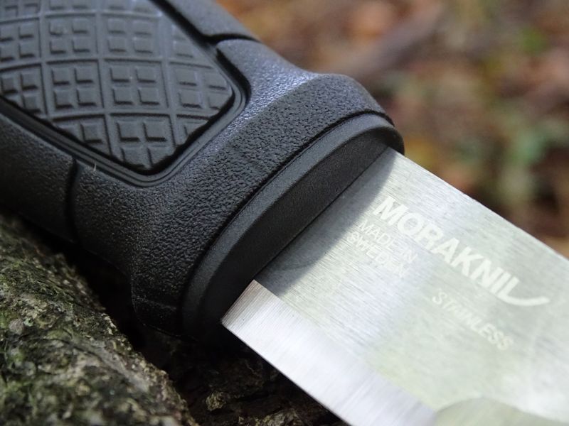 Ocelová čepel je zalita do tvrdého plastového jádra rukojeti, zatímco povrch rukojeti je potažen měkkým plastem.