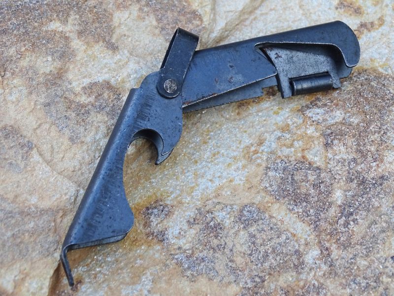 Tohle je již klasika. Skládací otevírák konzerv využívaný armádou ČR již po řadu desetiletí. Vyroben z ocelového plechu s povrchovou úpravou černěním. Do konstrukce integrován i otevírač korunkových uzávěrů. Velikost ve složeném stavu: délka 60 mm, šířka 10 mm a výška 20 mm. Hmotnost otevíráku 26 gramů. Funkce velice dobrá, cena se pohybuje kolem 60,- Kč.