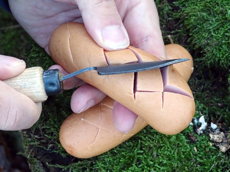 A s tou večeří taky nekecal. Fakt si s lopatkou bezproblémově nakrájíte třeba buřt na „ježka“. Jen je podmínkou udržovat lopatkonůž v čistotě a taky nezapomínejte, že reziví.