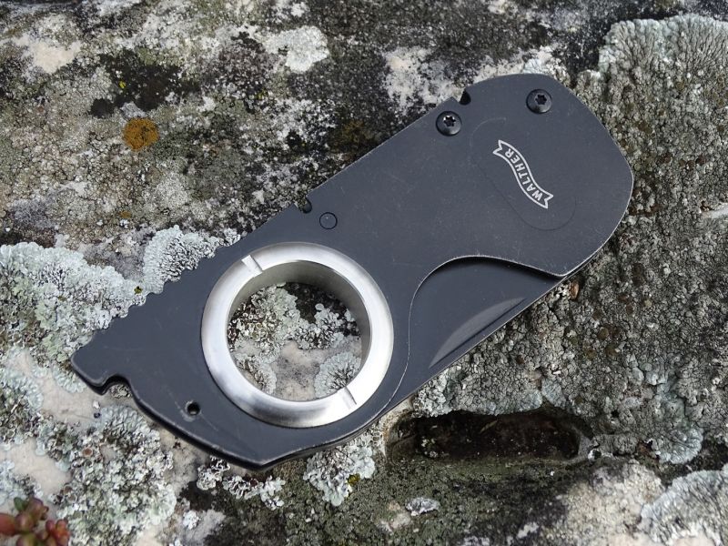 Pohled na zavřený nůž bez závěsného ocelového dílu.