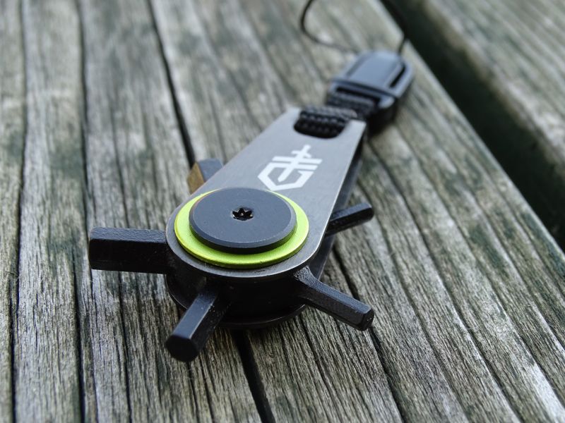 Přívěšek s klíči HEX asi běžný člověk nevyužije každý den, ale pro někoho můžou být velmi potřebné. Přívěšek obsahuje pět velikostí klíčů: 2,5mm, 3mm, 4mm, 5mm a 6mm.