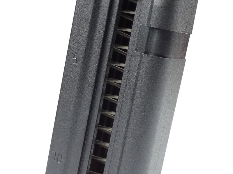 Pro novou dvaadvacítku byl také vytvořen zcela nový zásobník. Vyjma pružiny je celý vyroben z polymeru a v prázdném stavu dosahuje hmotnosti pouze 62 gramů. Na horním snímku je také dobře vidět pravý ovladač tzv. nabíjecího asistenta.