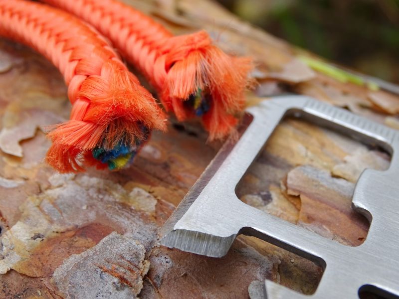 Řeznou hranou si sice nenařežete chleba, ale drobnosti přefikne krásně. Není pro ni ani problém přeříznout silnější šňůru nebo lano.