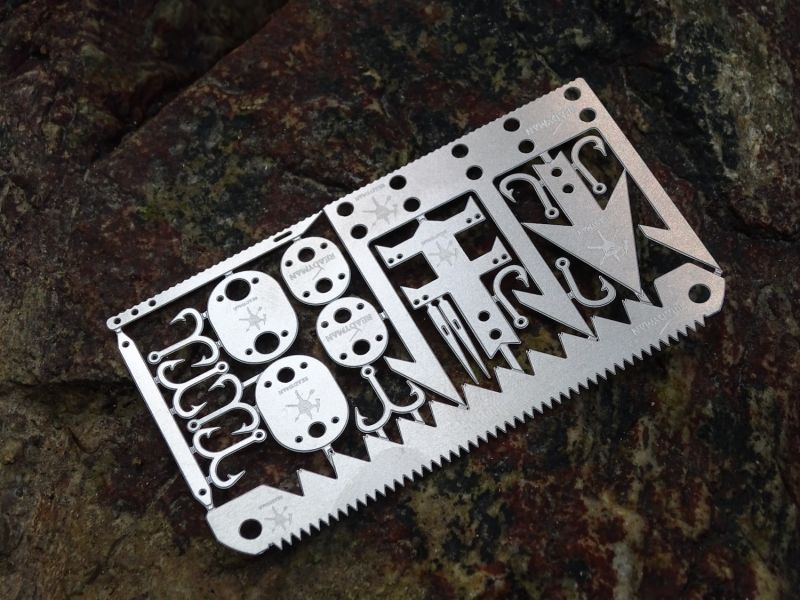 Ocelová vylamovací karta obsahuje 9 ks háčků na lov ryb, 4 ks zajišťovacích zámků pro výrobu loveckých ok, 2 hroty na výrobu šípů, 1 hrot na výrobu harpuny (trojzubce), 1 velkou šicí jehlu a 2 malé, kombinovanou pilku s malými a velkými zuby, a také pinzetu – také ji nemůžete najít? Je to ten pásek oceli úplně vlevo. Jen ji ještě po vylomení musíte ohnout tak, aby jako pinzeta mohla sloužit.