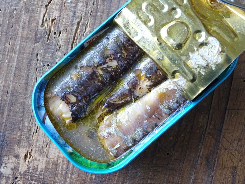 Sardinky ve vlastní šťávě si určitě dopřejme také. Budou méně kalorické a budou obsahovat ty samé pozitivní atributy jako ty naložené v oleji. Jen se tolik nehodí pro dlouhodobé skladování.