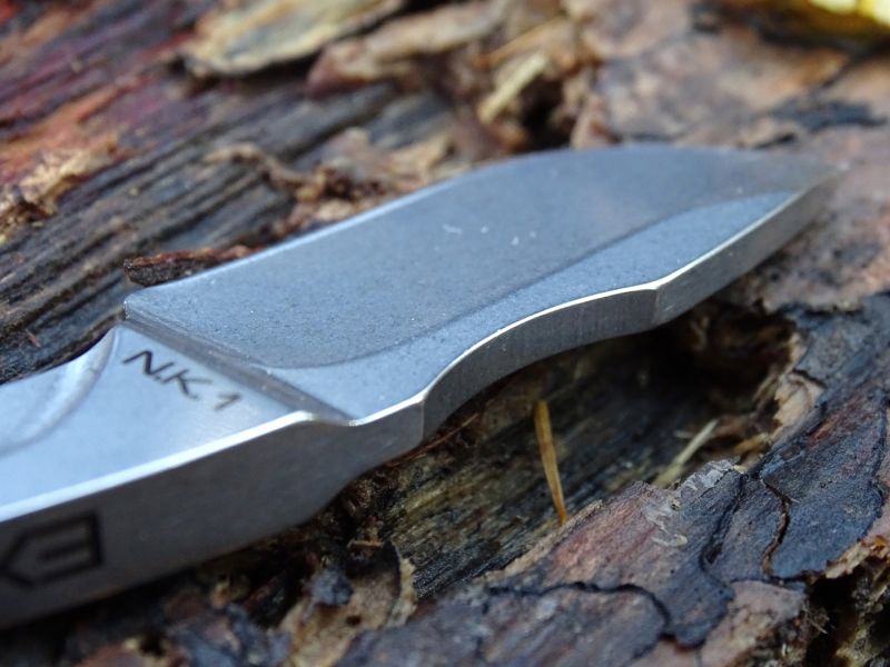 Poměrně masivní ergonomická prohlubeň na hřbetu čepele je užitečným a praktickým prvkem.