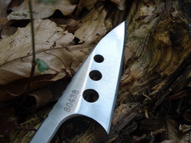 Kruhové otvory v přední části nože situované nad ostřím.