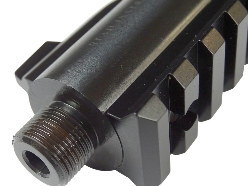 Těžká a pevná hlaveň je na svém ústí vybavena již z výroby přesným a jemným závitem.