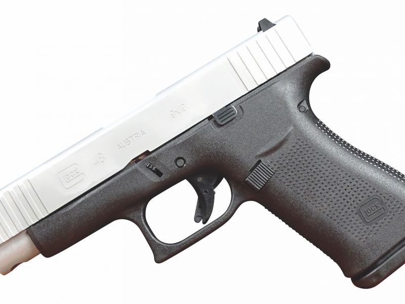 Boční pohledy obou stříbrných „krásek“,na kterých můžete velmi pěkně porovnat délkové rozdíly obou pistolí. Všimněte si i detailu na předních hmatnících, kde je u delšího závěru Glocku 48 rýhování tak jako ocelový závěr prodlouženo. Také je z vyobrazení velmi dobře patrné, že polymerové rámy obou zbraní jsou zcela identické.