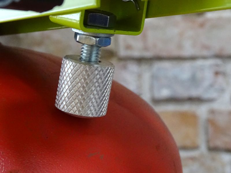 Boční stavitelné podpěry se za pomoci šroubu nastaví přesně na PB láhev a lépe tak podpírají i těžší hrnce a nádoby.