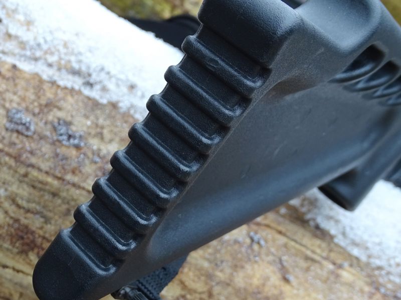 Výrazné horizontálně orientované rýhy na botce pažby usnadňují střelci rychlé a jisté zasazení do ramene během střelby.