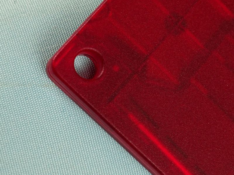 V plastovém těle karty Quattro je vytvořen kruhový otvor o vnitřním průměru 5 milimetrů pro případné zamýšlené zavěšení karty.