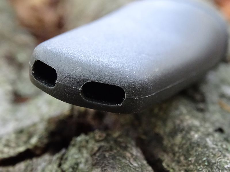 Plastové pouzdro je ve své spodní části opatřeno dvěma odtokovými otvory.