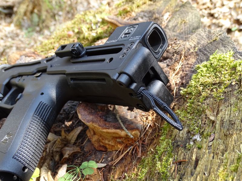 Na zadním pohledu si můžete prohlédnout technické řešení otočného uložení sklopné opěrné pažby.