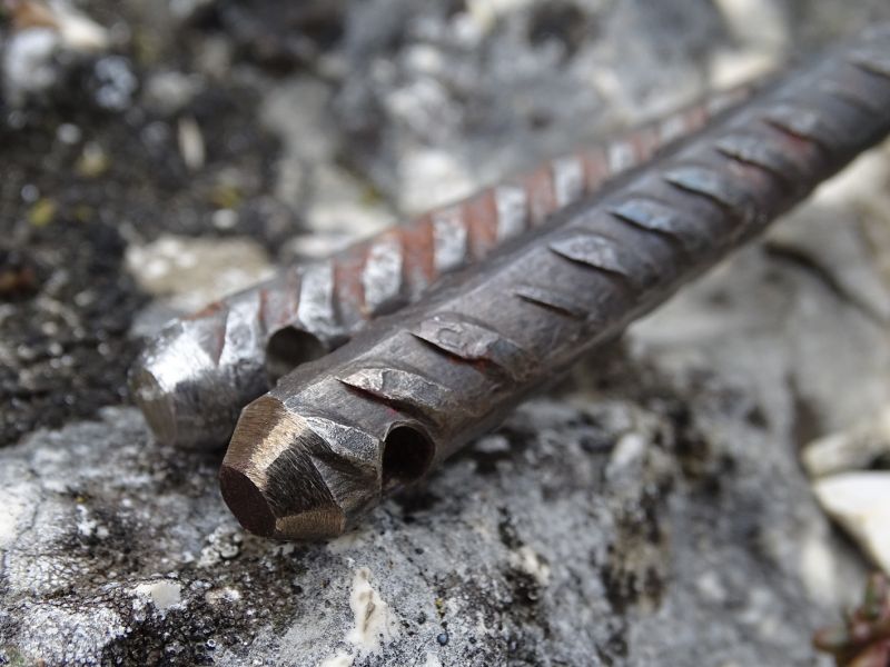 … a sekáč „špice“ taktéž vykovaný z roxoru, ovšem o průměru 12 mm.