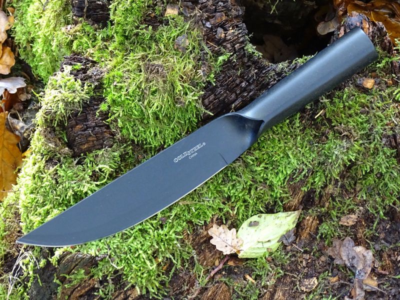 Celkový pohled na Bushman z levé strany. Na vyobrazení je velmi dobře patrný jemně kónický tvar rukojeti. I přesto, že sám mám malou ruku působí na mě, že rukojeť by mohla mít malinko větší průměr. Celková délka nože je 310 mm, délka ostří 170 mm, síla ostří dosahuje 2,5 mm. Délka rukojeti je 110 mm a hmotnost samotného nože je 283 g. Hmotnost nože vč. pouzdra pak 361 g.