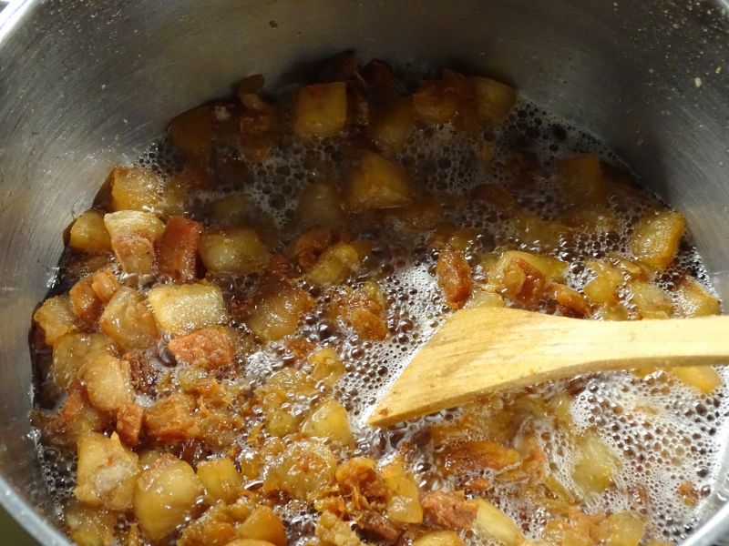 Až nám škvarečky pěkně zezlátnou, odstavíme z ohně a sádlo slejeme do vhodných skleněných nebo smaltovaných nádob.