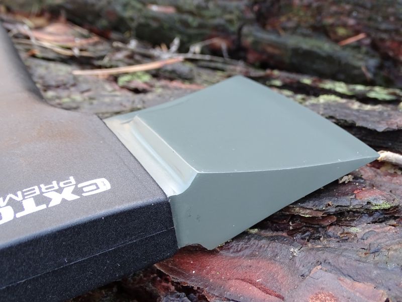 Čepel nejmenšího štípače není ani tak celkově menší jako spíše užší, což také dokládá menší šířka klínu. Bude proto vhodnější pro dělení menších polen.