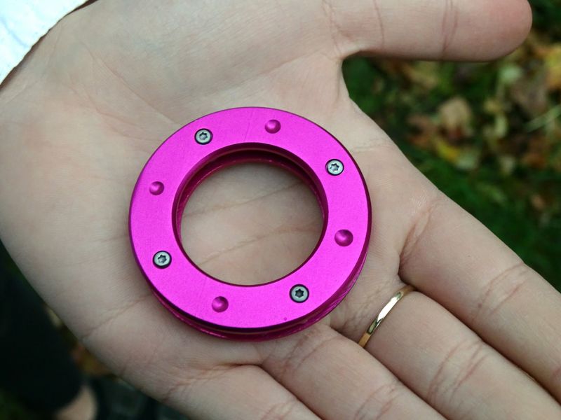 Takto vypadá Vicoius s uschovanou čepelí a bez vytahovací páky. Položený na dlani drobné dívenky pak vynikne jeho reálná velikost.