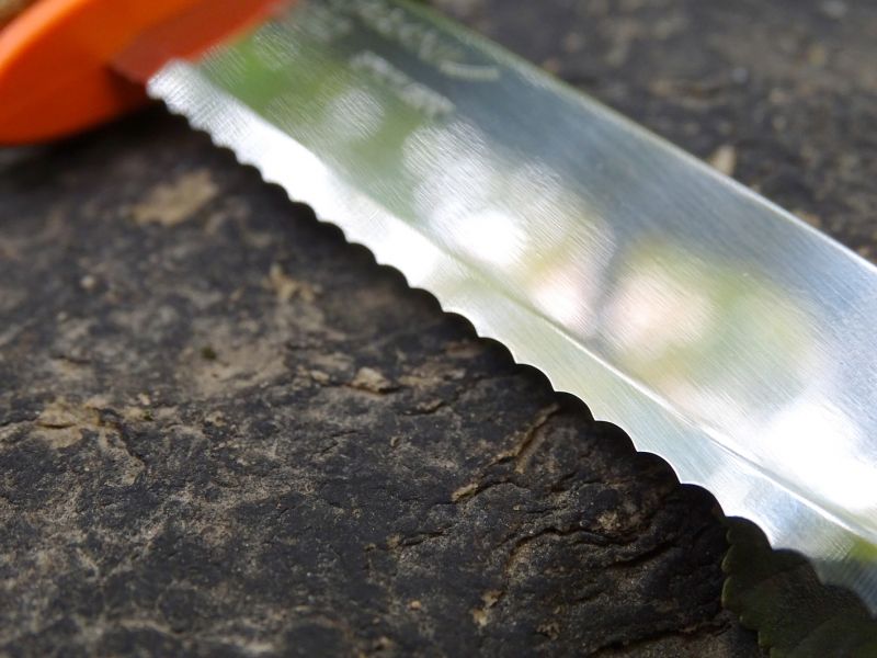 Ocel na ostří je použita velmi kvalitní nerezovka 12C27, která odolává sladké i slané mořské vodě. Zuby zubatého ostří jsou vytlačeny do oceli pouze z jedné strany. To usnadní dobrušování, ale také zvyšuje řezivost. Z bezpečnostních důvodů je špička nože konstruována jako tupá, což se ocení zejména v krizových situacích.