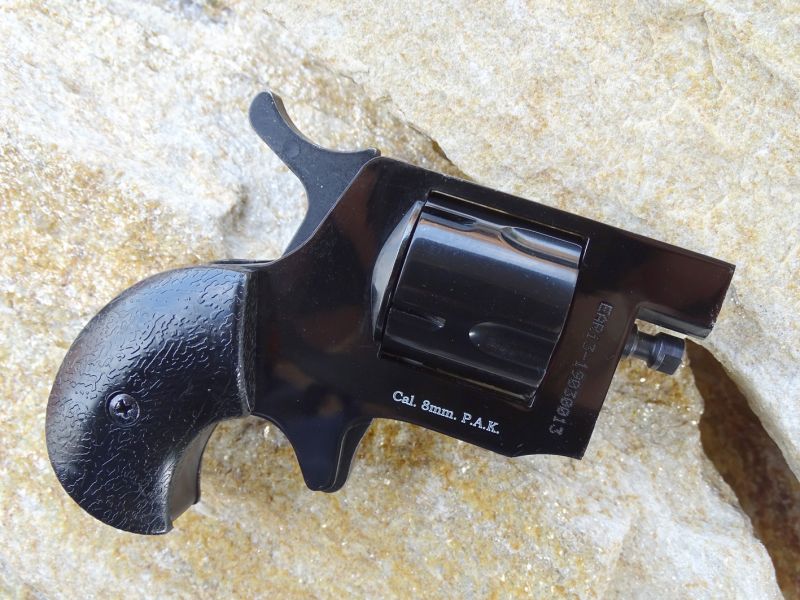 … a ještě jednou pravý boční pohled na revolvírek tentokráte s vypuštěným kohoutem. Na své pravé straně spodní části rámu nese také označení ráže.