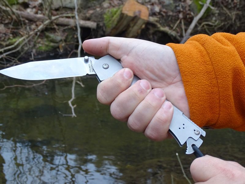 V textu problematické ovládání pojistky nože je reálný fakt. Vyřeší jej použití nějakého pomocného drátku nebo šňůrky, anebo konstrukční inovace...