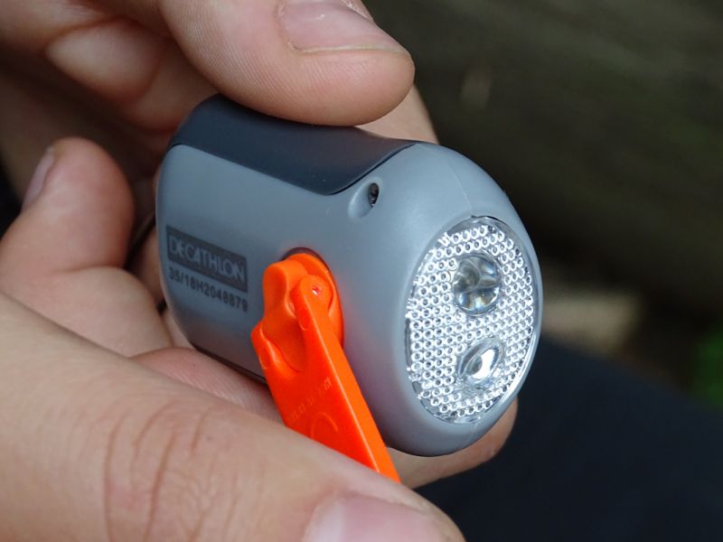 1 minuta rotace kličkou umožní přibližně 5 minut svícení (v reálu opět mnohem déle). Výkon světla postupně slábne.