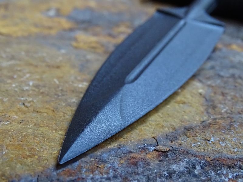 Drážka uprostřed čepele (je na obou stranách) tlačné dýky slouží pro případný odvod krve.