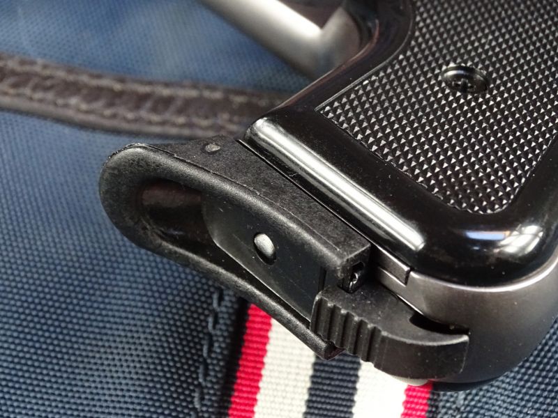 Šestiranný zásobník je zakončen pro lepší úchop plastovou tvarovanou botkou.