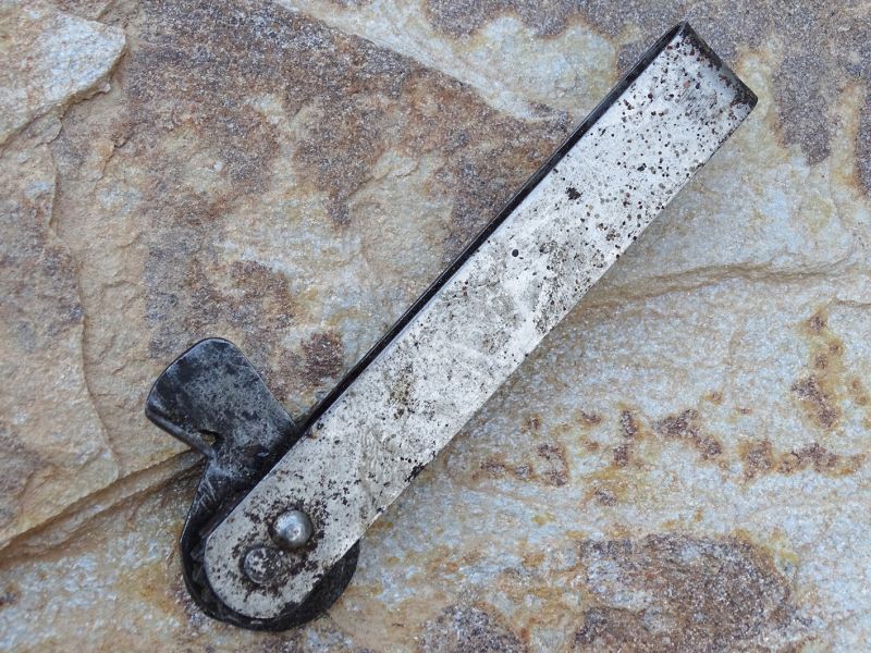 Nedalo mně to a našel jsem u babičky v šuplíku původní otevíráky, které se daly sehnat někdy za totáče (viděl bych to na sedmdesátky). Ne, že by je rodiče používali každičkej den, ale za ty roky museli pootvírat stovky konzerv. A zajímalo mě, jestli budou k použití ještě dnes. A co myslíte? Sice je již za ty desetiletí lehce načala rez, ale ty „potvůrky“ fungují stále dobře! A podle mě pokud bych je dále běžně využíval, budou otevírat konzervy ještě další dlouhé roky. Ale to jen tak pro zajímavost a vytvoření si představy, jak dlouho vám kvalitní otevírák dokáže sloužit.