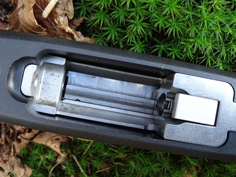 Zásobník rotační konstrukce lépe „hospodaří“ s prostorem a tak dokáže revolverové náboje, které mají relativně velký průměr, uschovat kompletně do těla zbraně. Zásobník vůbec nevyčnívá z obrysu pušky, a tak nijak nenarušuje její povedenou eleganci ani nijak neomezuje střelce v rámci ergonomie. Zásobník se ovládá velkým tlačítkem situovaným vpravo hned vedle zásobníku.