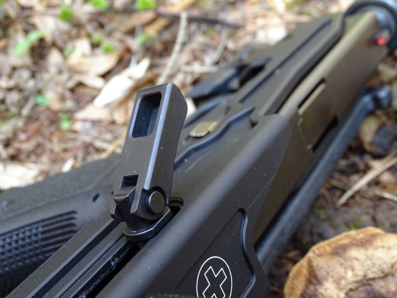 I natahovací páka závěru je sklopná. Pokud tedy není zrovna potřeba – nezavazí.