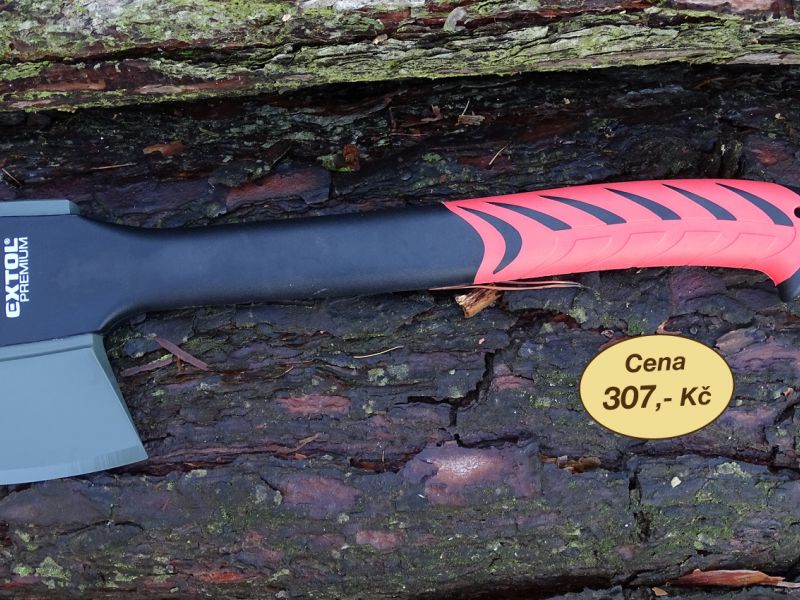 Větší ze dvou sekacích seker váží 650 gramů a dosahuje celkové délky 360 milimetrů. Samozřejmě i když jde primárně o sekeru sekací, tak s ní také naštípete nějaký to poleno. Jen k tomu není vyloženě konstruovaná – nemá tak výrazný (klínovitý) profil čepele. I zde je toporo vyrobené z nylonu s rozšířením v zadní části včetně dvou kruhových otvorů.