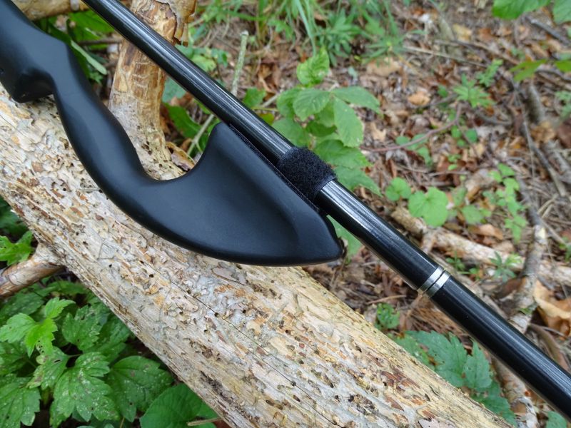 Výborný fígl, který výrobce použil. Na styčné plochy těla páky atlatlu a samotného šípu umístil suchý zip.