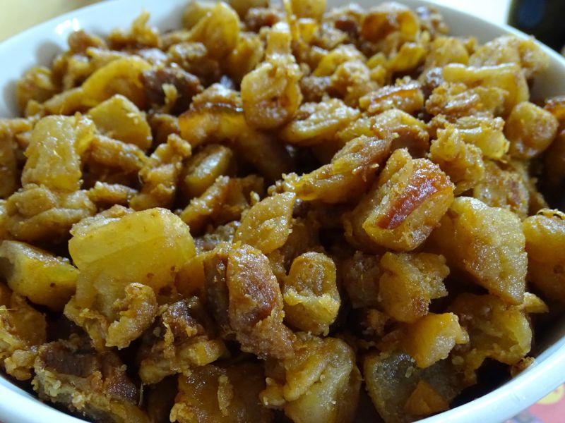 Hotové škvarky jsou vynikající mňamkou. Můžete je jíst jen tak s chlebem, anebo je můžete pomlet v mlýnku a používat k namazání na chleba třeba s cibulí nebo česnekem. Vynikající! A tak, jak jsou, vám vydrží přibližně dva měsíce.