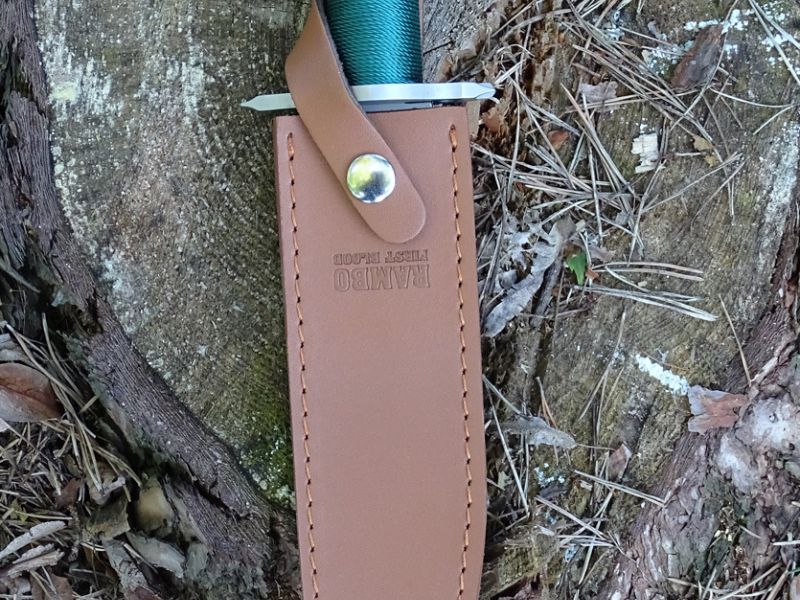 A takto vypadá Rambo první krev ve svém, stejně jako samotný nůž, masivním pouzdře. U repliky vyroben z umělé kůže včetně vyraženého textu RAMBO FIRST BLOOD. Jediným nedostatkem repliky pouzdra je absence kapsy na brousek, který u originálu můžeme nalézt. Ten se pak v praxi může hodit.