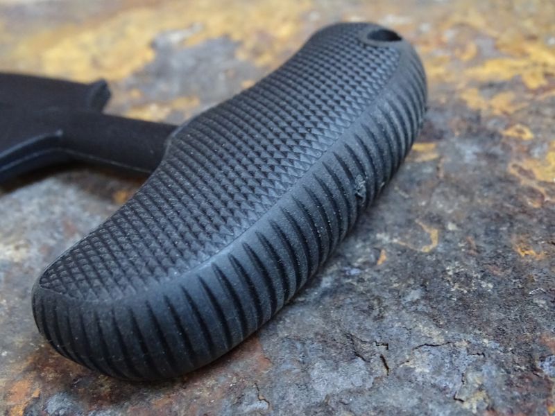 Rukojeť je velmi příjemně zdrsněna, aby neklouzala ani ve spocené či mokré ruce.