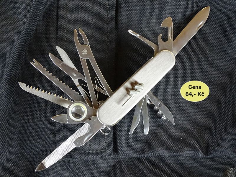 Zavírací nůž zcela bez označení a uvedeného výrobce (pouze označen jako armádní zavírací nůž) si můžete zakoupit za 84,- Kč. Tento nožík šel nejhůře otevírat a byl nejhůře zpracován. Jeho lupu lze použít na čtení drobného textu a s tímto nástrojem dostáváte dalších 17 funkcí: vývrtku a do ní našroubovaný malý plochý šroubováček, hned dva čističe nehtů, pak nožík pro provlékání šňůr, nůž, malý nůž, pilník, pilku na dřevo, zuby na výrobu troudu, měřítko, nůžky, kleštičky, křížový šroubovák, lupu, otevírák konzerv, otevírák korunkových uzávěrů. Nůž je ve složeném stavu 95 mm dlouhý, 29 mm široký a 29 mm vysoký. Délka čepele nože je 58 mm a malé čepele 35 mm. Hmotnost nožíku je 190 gramů.