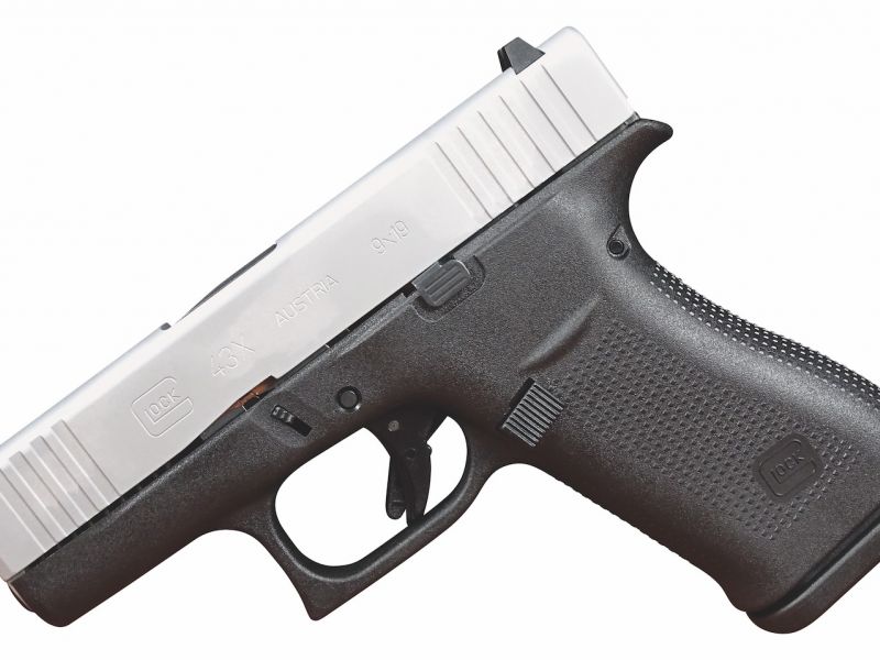 Boční pohledy obou stříbrných „krásek“,na kterých můžete velmi pěkně porovnat délkové rozdíly obou pistolí. Všimněte si i detailu na předních hmatnících, kde je u delšího závěru Glocku 48 rýhování tak jako ocelový závěr prodlouženo. Také je z vyobrazení velmi dobře patrné, že polymerové rámy obou zbraní jsou zcela identické.